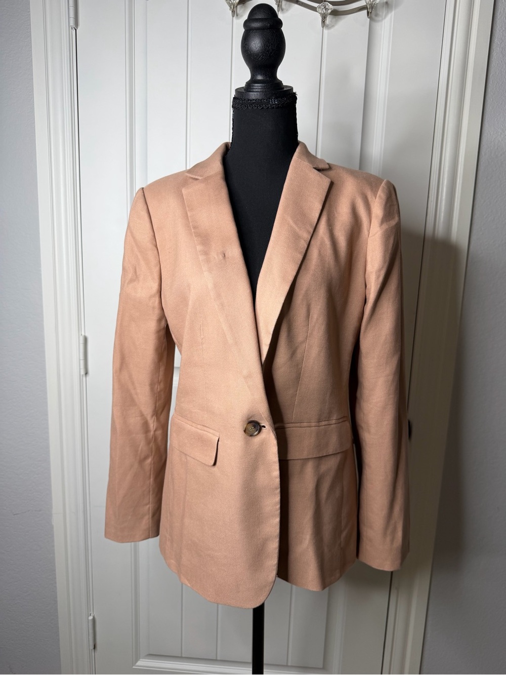Ann Taylor 2 piece pantsuit. Women's Tan Tailored Single-Button Blazer and trous